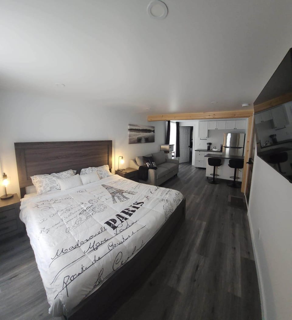 Deluxe Studio Suite, City View | Blackout drapes, soundproofing, free WiFi