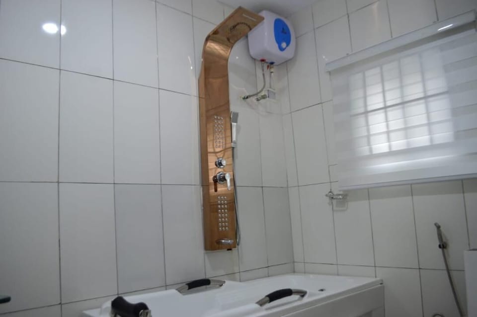 Luxury Room | Bathroom | Combined shower/tub, free toiletries, hair dryer, bathrobes