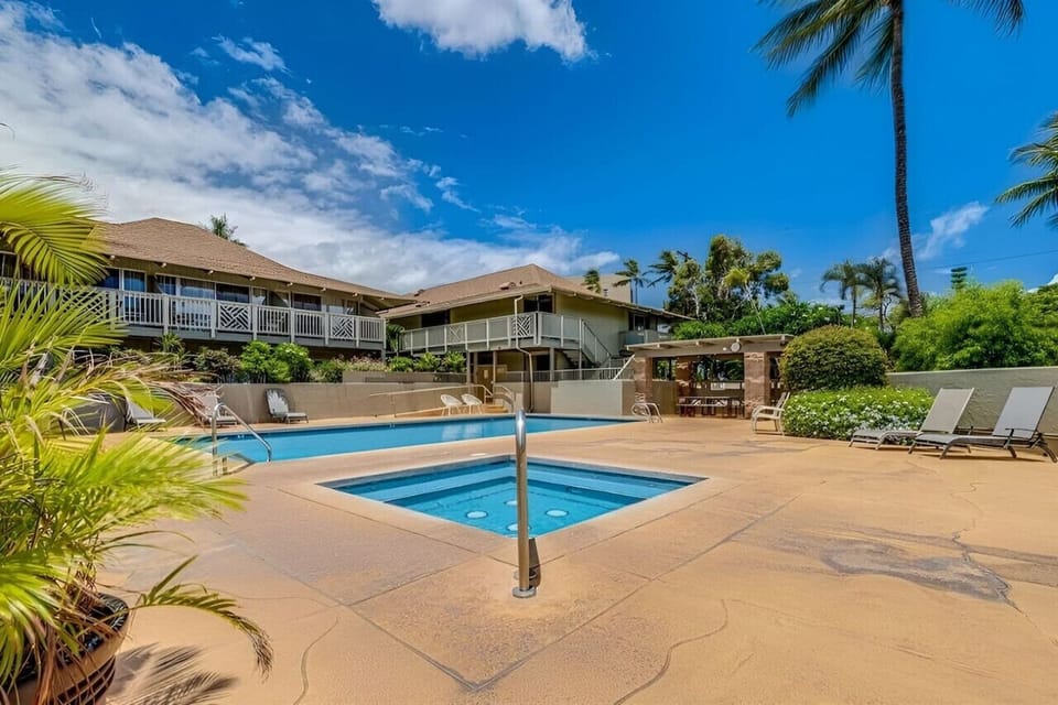 Sun-Soaked Pool & Spa ☀️  Enjoy a refreshing dip in the community pool or relax in the square hot tub. This quiet, sunny courtyard is the perfect place to lounge under the palms.