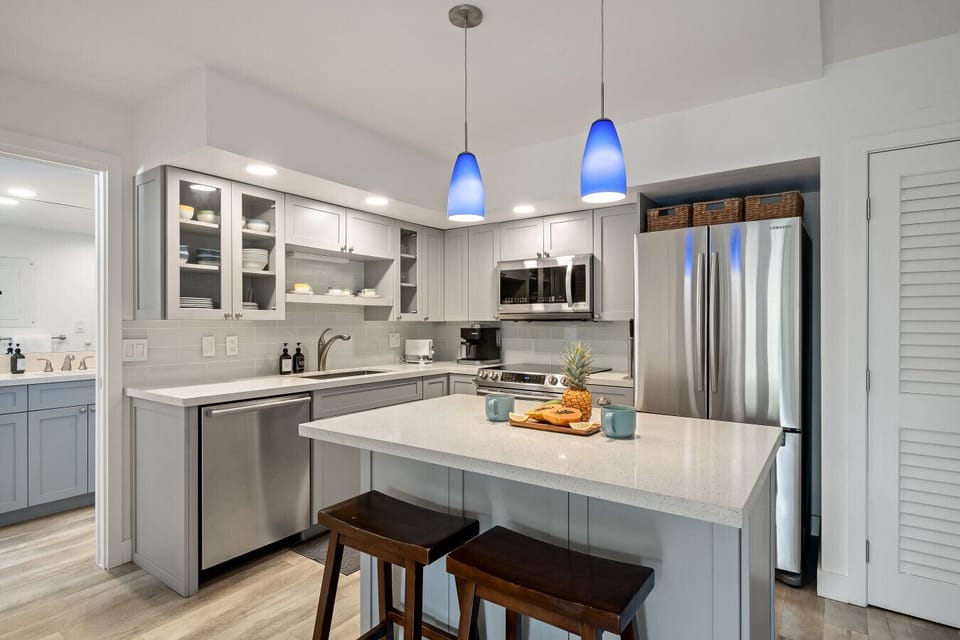 Sleek Modern Kitchen 🥂  Cook in style with stainless steel appliances, quartz countertops, and a chic breakfast island. This bright, fully equipped space is perfect for morning coffee or gourmet island meals.