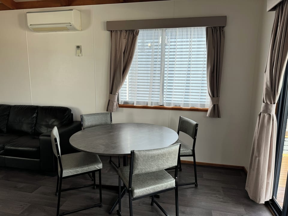 Deluxe Cabin | In-room dining