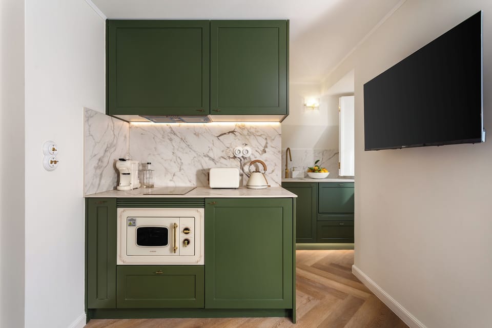 Deluxe Apartment, Non Smoking, Kitchenette | Private kitchen | Mini-fridge, microwave, stovetop, dishwasher