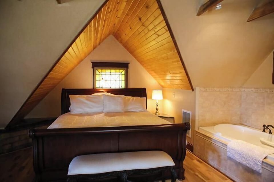 Room 1 | Individually decorated, individually furnished, iron/ironing board