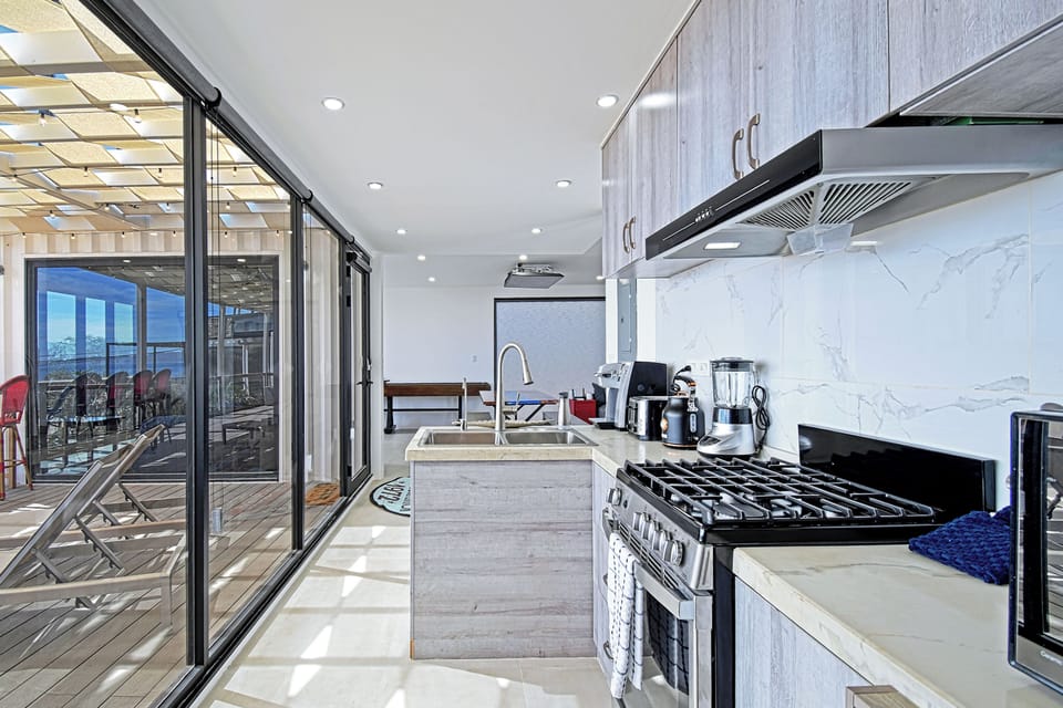30 Knots fully equipped kitchen
