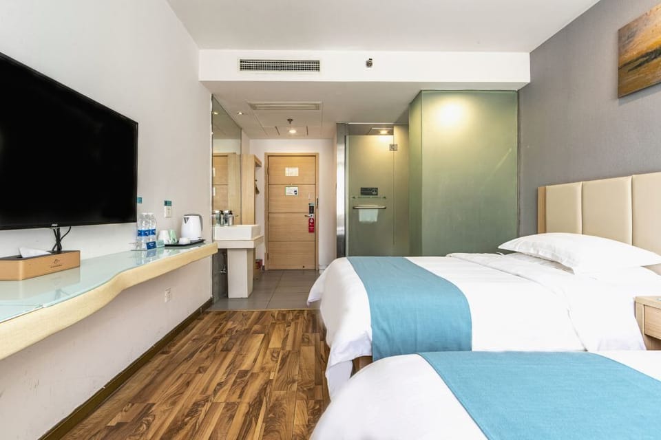 Family Triple Room | Desk