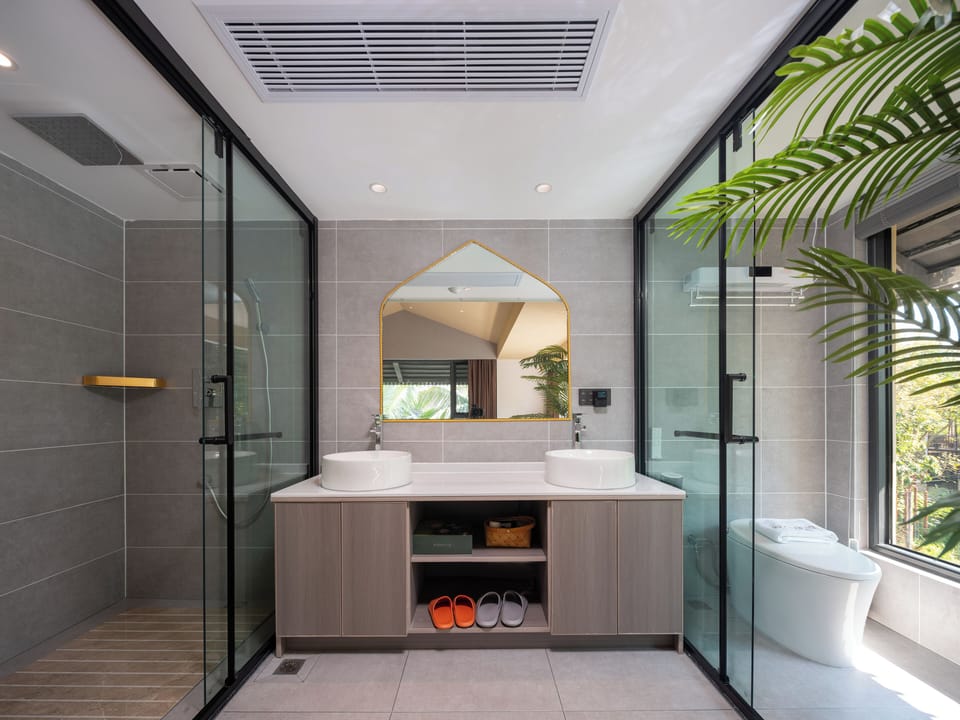 Luxury Double Room, Garden View | Bathroom | Rainfall showerhead, free toiletries, hair dryer, bathrobes