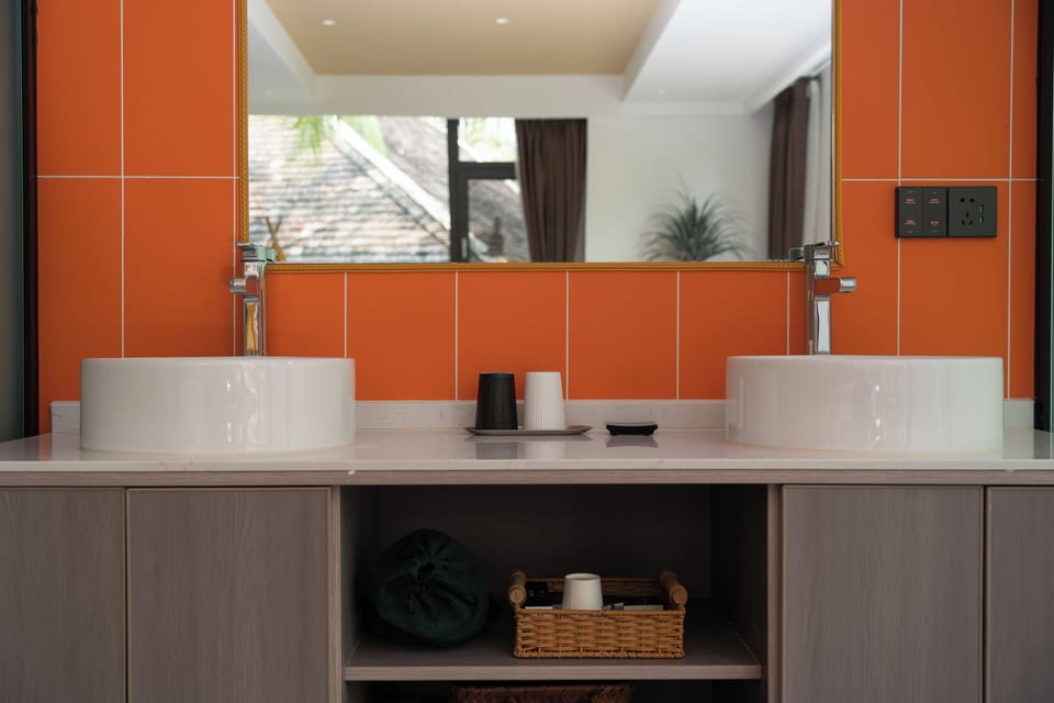 Luxury Double Room, Garden View | Bathroom | Rainfall showerhead, free toiletries, hair dryer, bathrobes