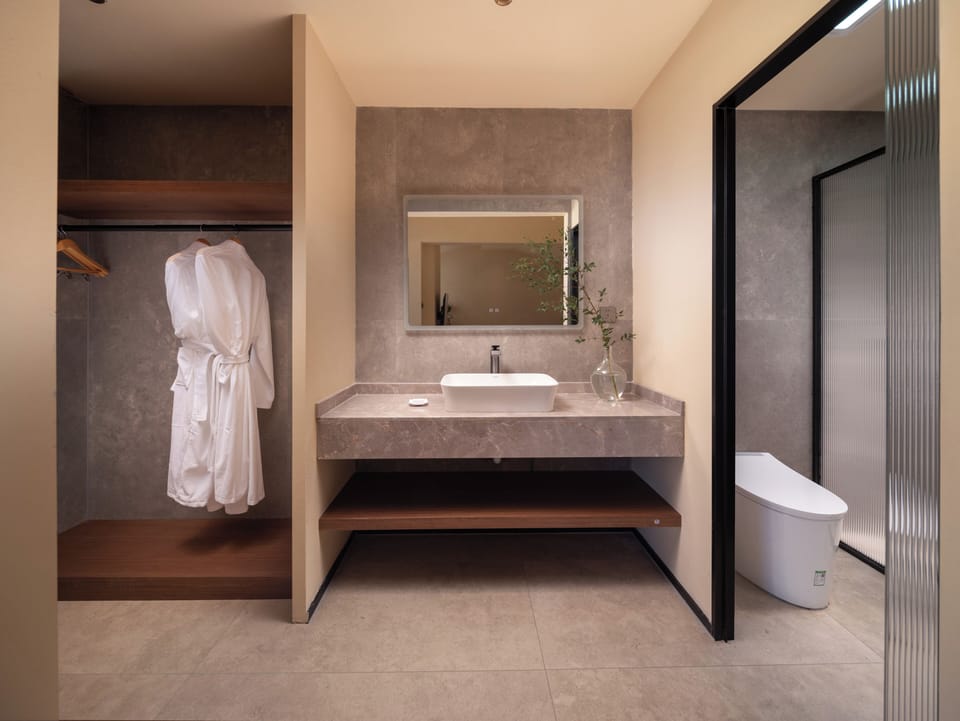 Superior Suite | Bathroom | Shower, hair dryer, bathrobes, towels