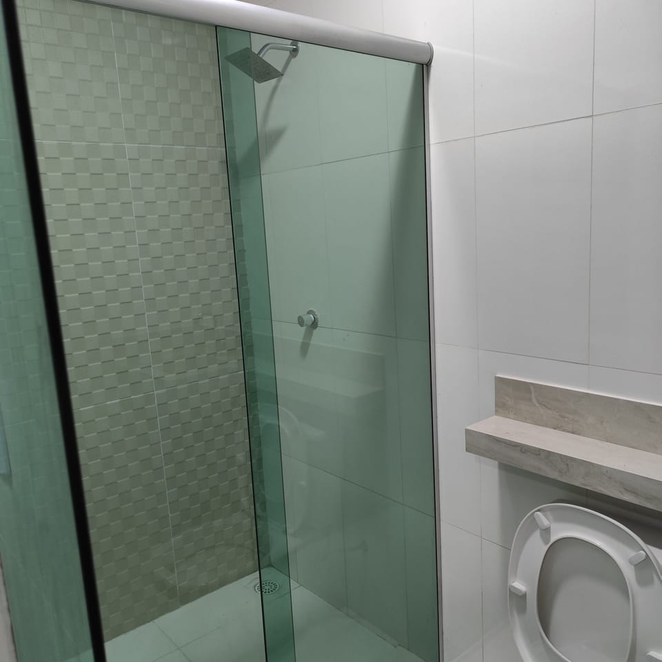 Shower, free toiletries, bathrobes, towels