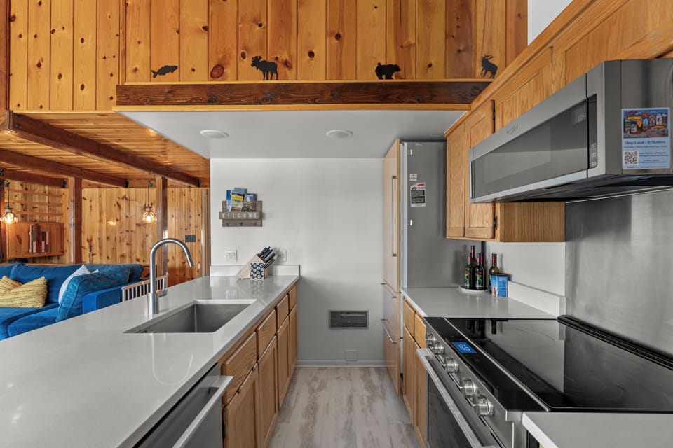 Full Kitchen | Cooking Basics | Updated appliances | Coffee maker
