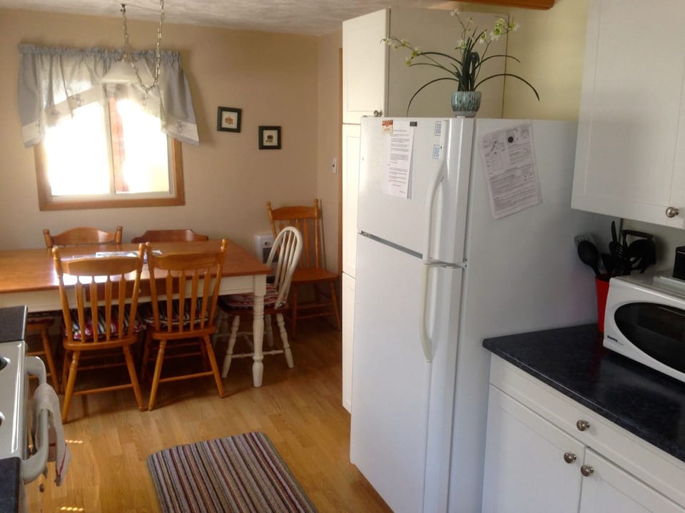 Cottage, 3 Bedrooms | In-room dining