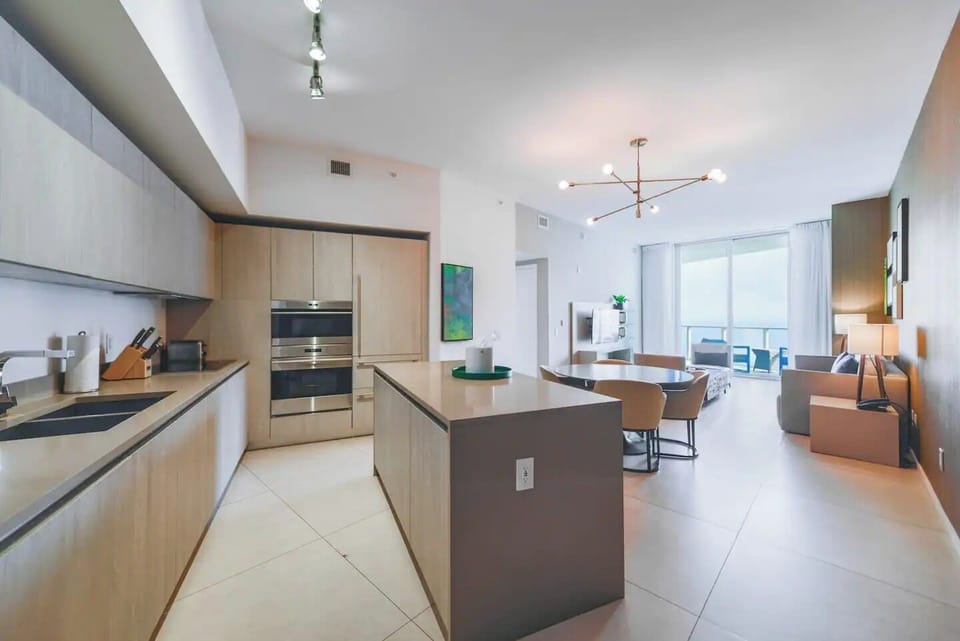 Rise to expansive views. Gather in luminous spaces above it all.