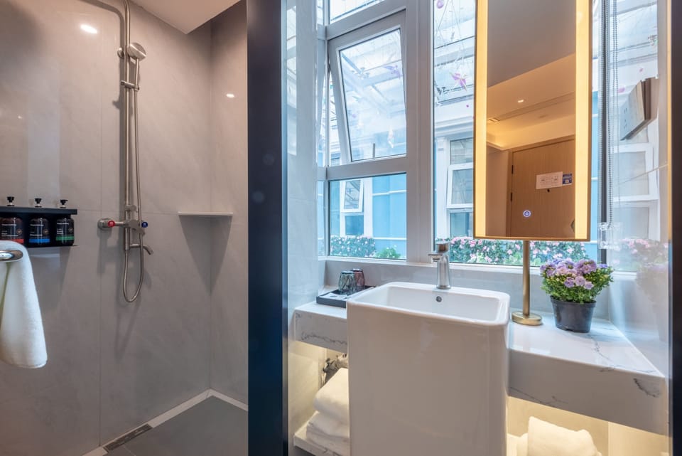 Basic Single Room | Bathroom | Shower, rainfall showerhead, free toiletries, hair dryer