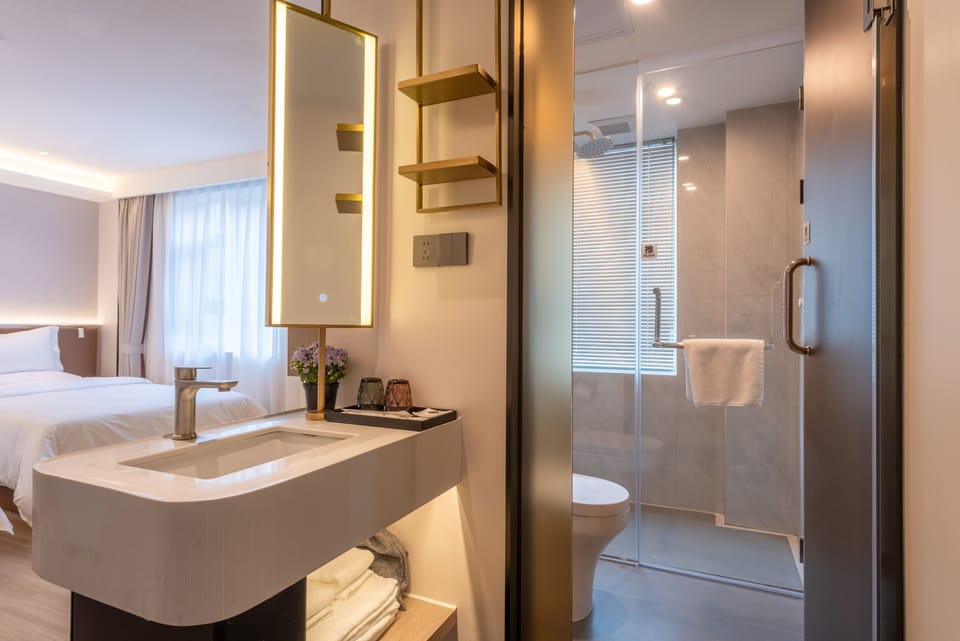 Comfort Double or Twin Room | Bathroom | Shower, rainfall showerhead, free toiletries, hair dryer