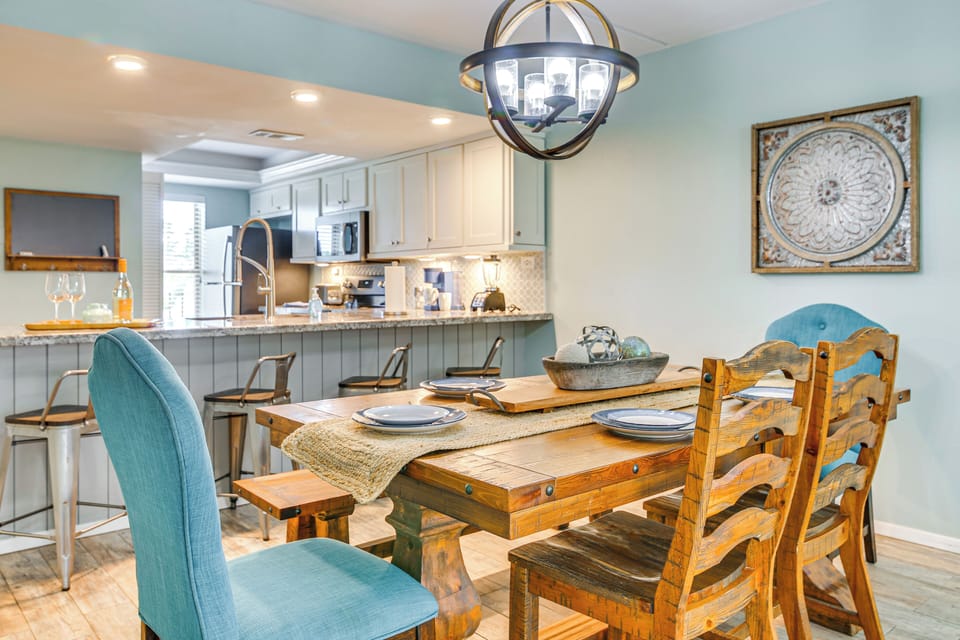 Dining Area | Free WiFi | Single-Story Unit