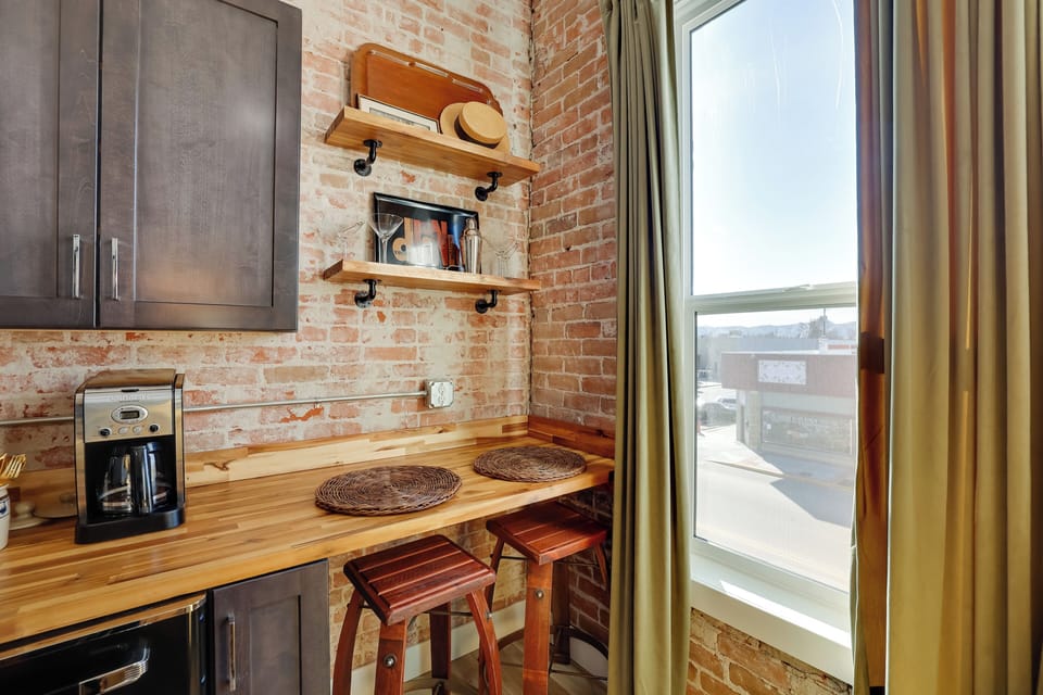 Dining Area | Dishware/Flatware Provided