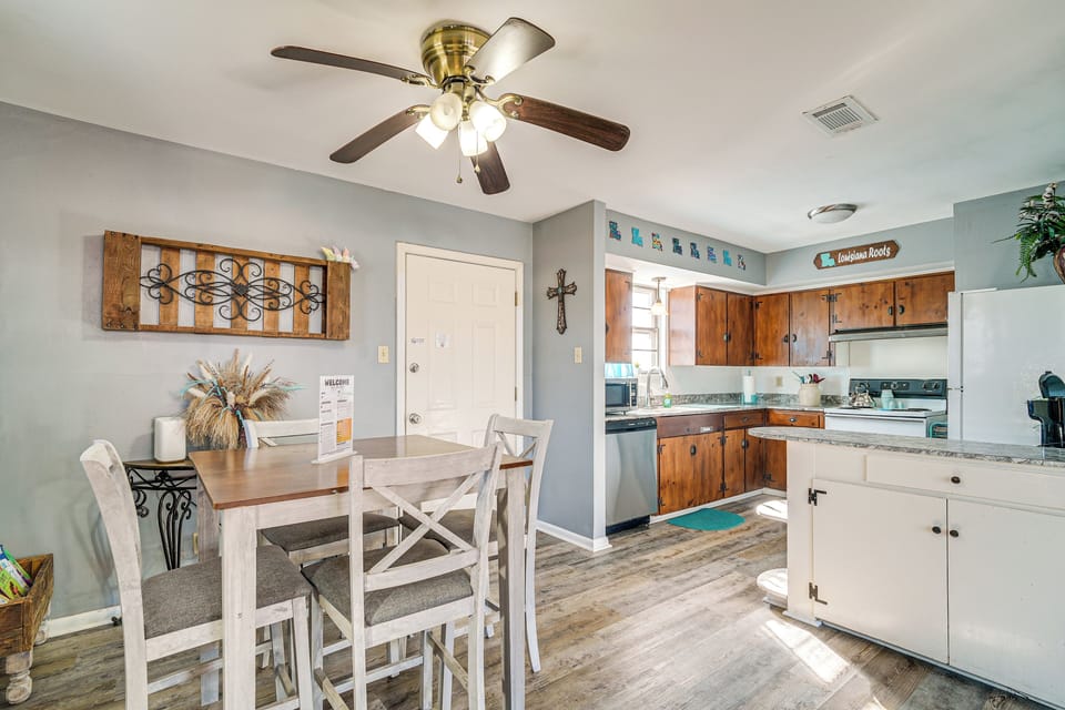 Dining Area & Kitchen | Single-Serve Coffee Maker | Toaster | Blender