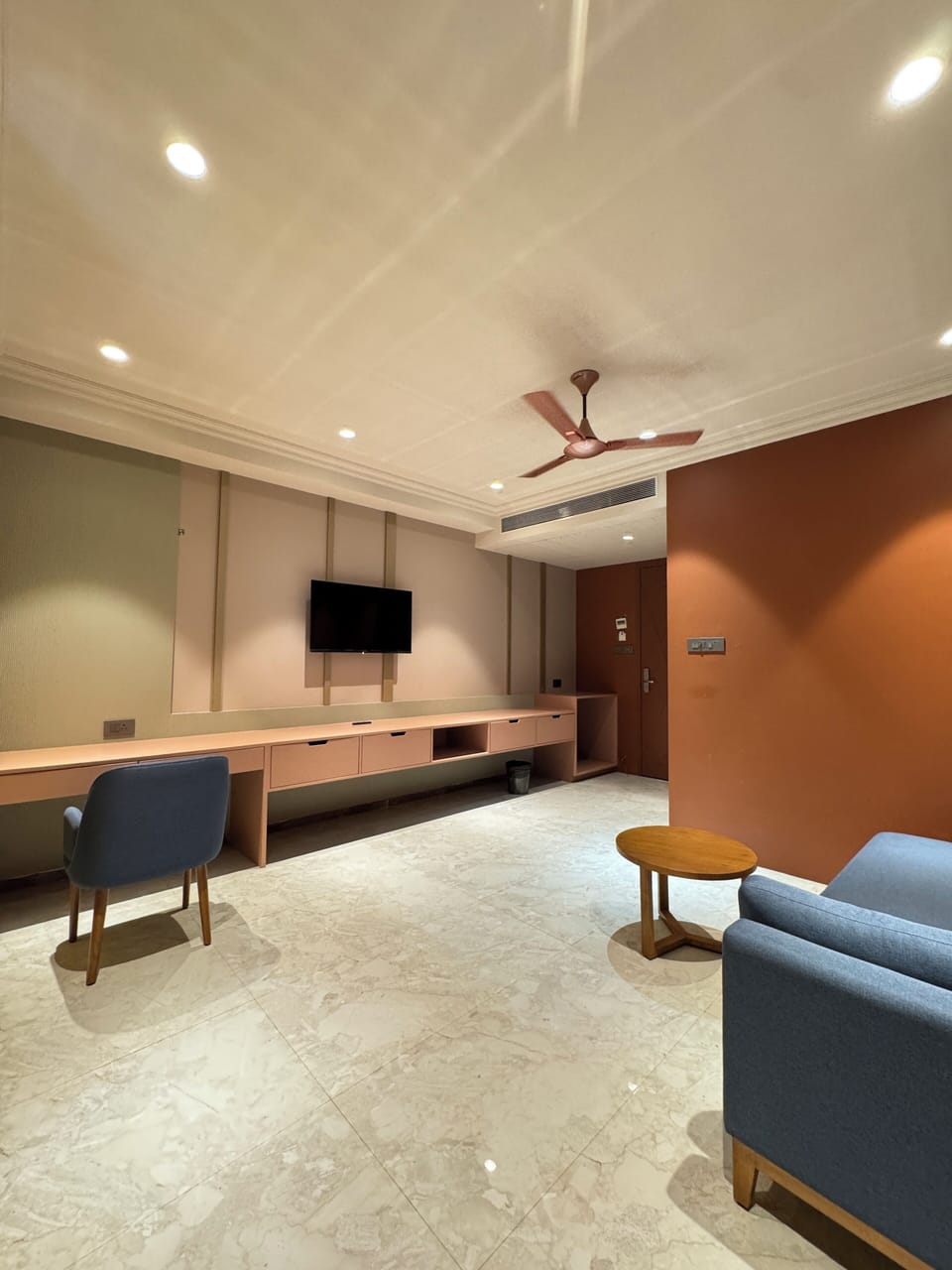 Luxury Studio Suite, 2 Bedrooms, Garden Area | Desk