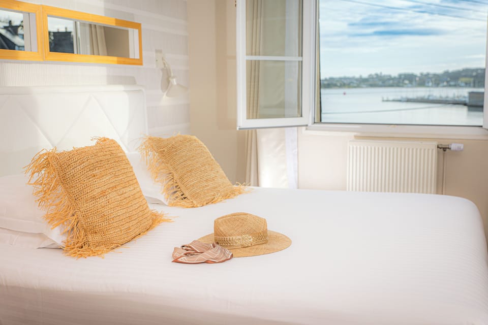 Deluxe Double Room, 1 King Bed, Sea View | Premium bedding, in-room safe, desk, blackout drapes