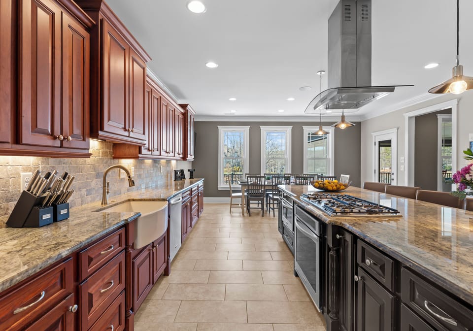 Fully stocked large chef's kitchen with plenty of seating! 
