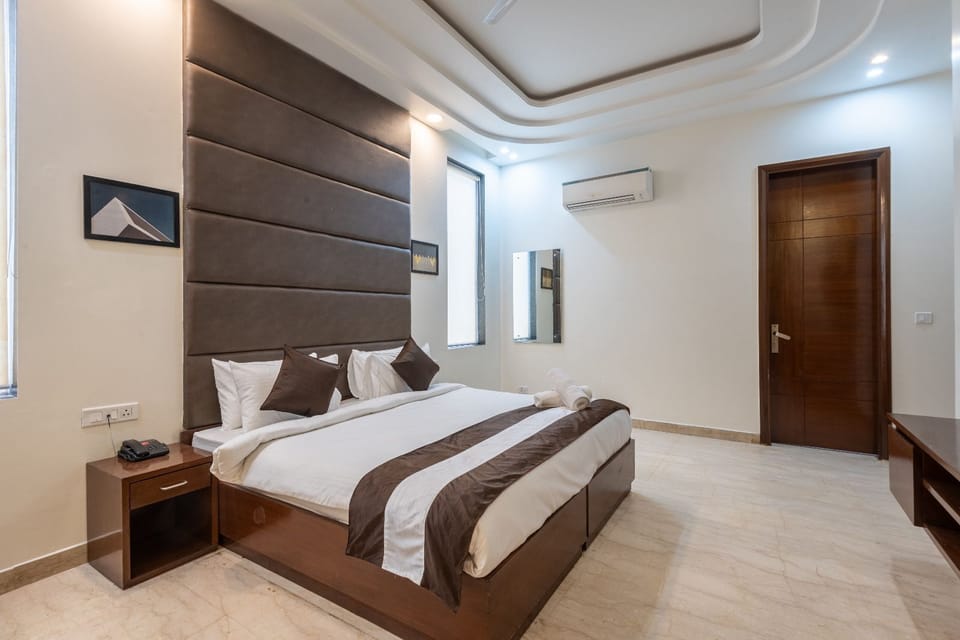 Premium bedding, free minibar, desk, laptop workspace