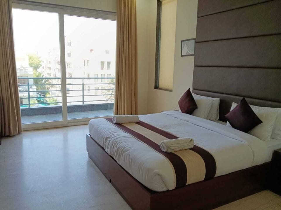 Premium bedding, free minibar, desk, laptop workspace