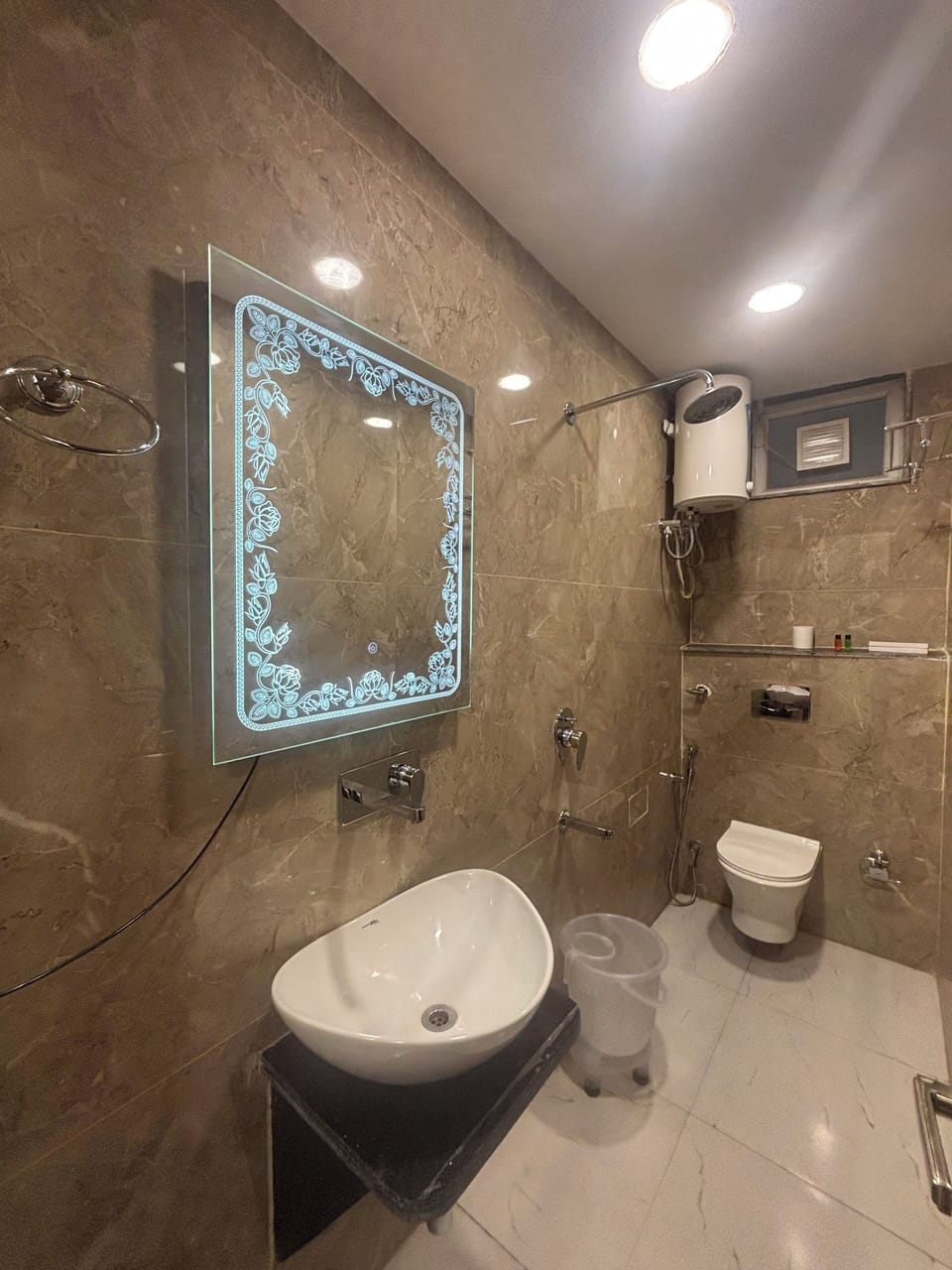 Shower, rainfall showerhead, free toiletries, bidet