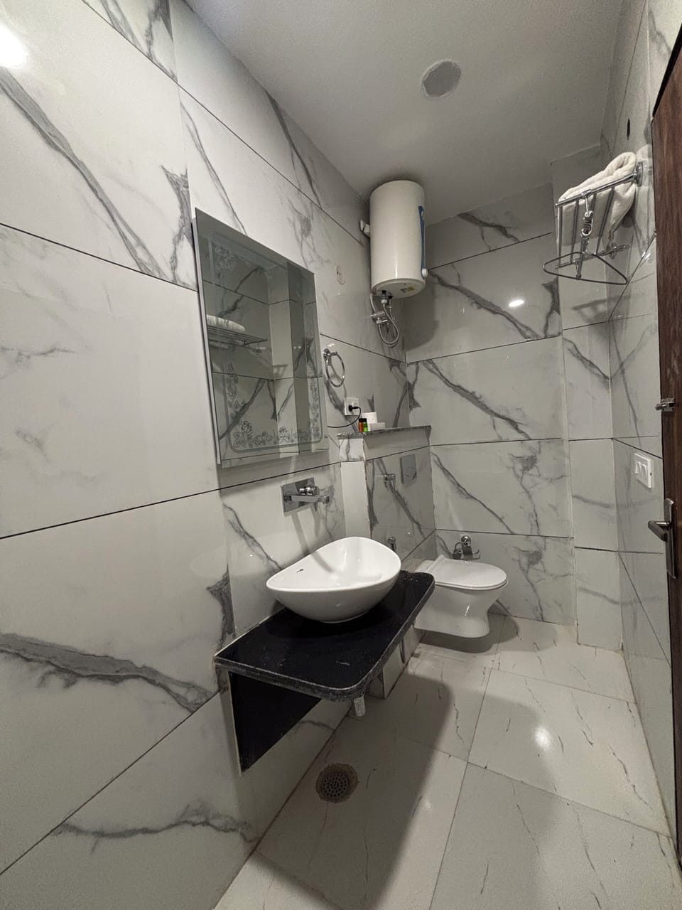Superior Double Room | Bathroom | Shower, rainfall showerhead, free toiletries, bidet