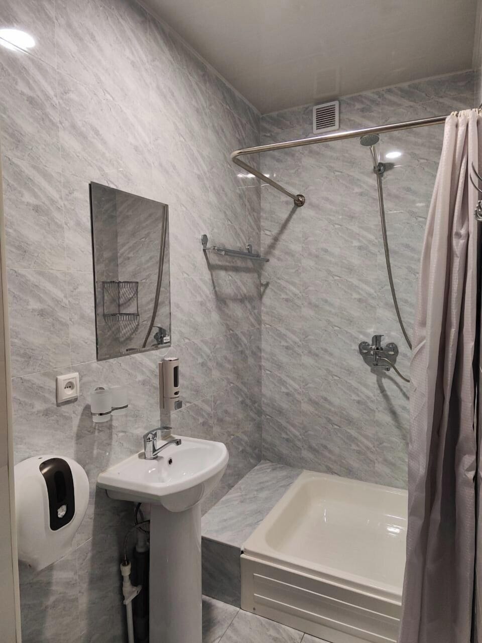 Economy Triple Room | Bathroom | Free toiletries, hair dryer, slippers, towels