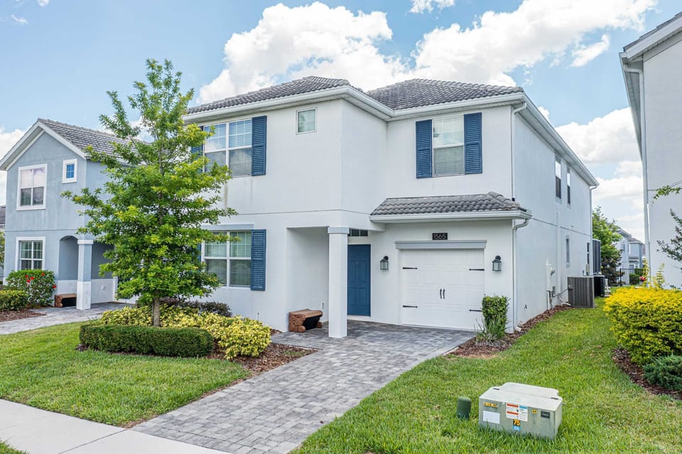 Charming exterior; close to theme parks and attractions.