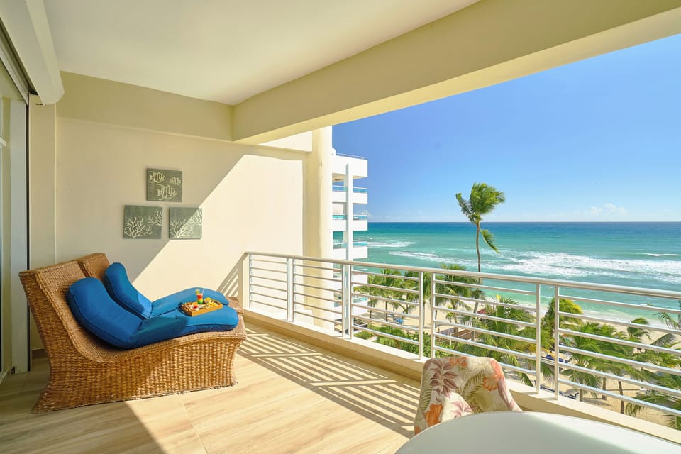Your Morning View – Open the curtains and let the Caribbean ocean welcome you with its calm waves and endless blue horizon.