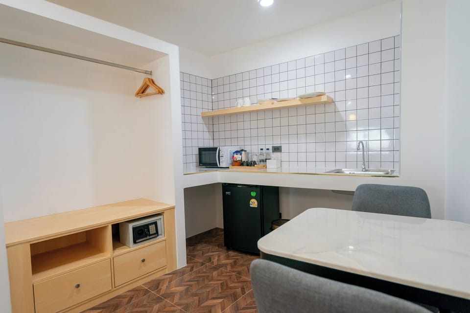 R501 - Deluxe Double Studio | Private kitchen | Fridge, microwave, dishwasher, cookware/dishes/utensils