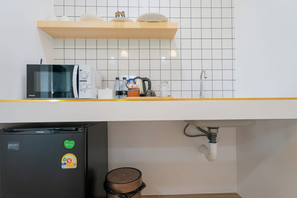 Fridge, microwave, dishwasher, cookware/dishes/utensils
