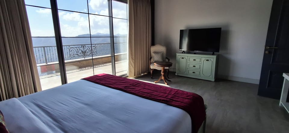 Deluxe Double Room, Balcony, Mountain View | Desk, blackout drapes, iron/ironing board, free WiFi