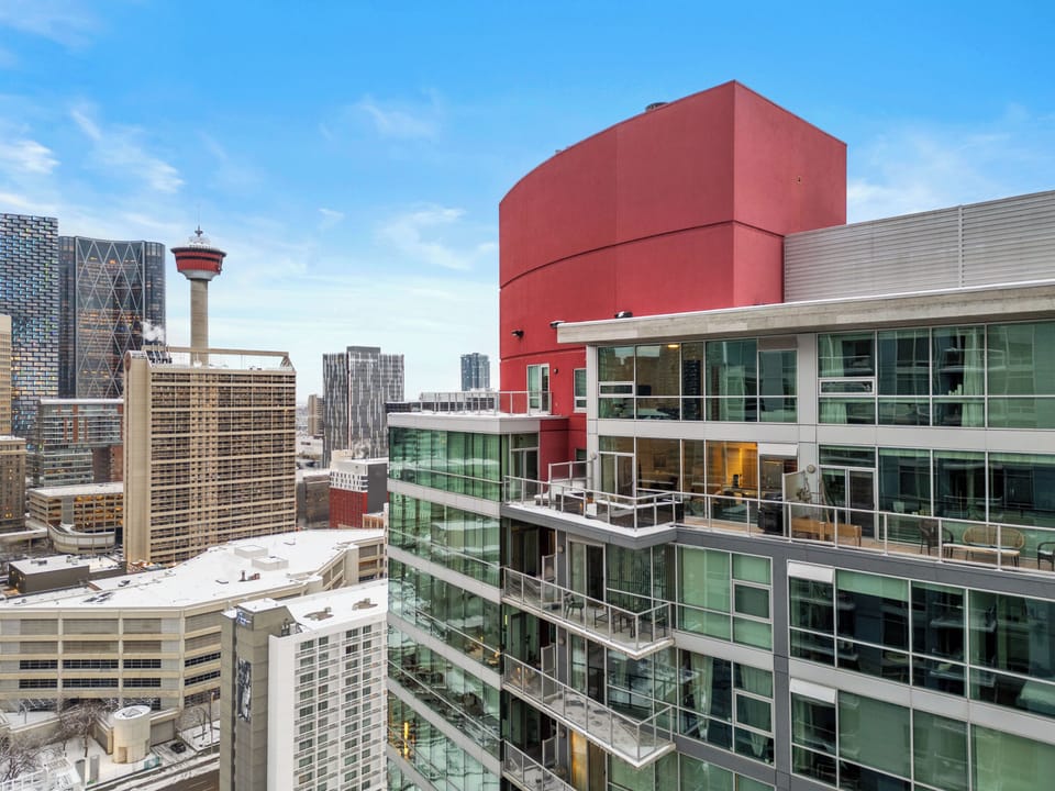 Stay in this stunning penthouse offering breathtaking city views and an unparalleled level of comfort. Located in the vibrant downtown area, this modern and spacious retreat provides the perfect combination of luxury, style, and convenience, ideal for those seeking an unforgettable Calgary experience.