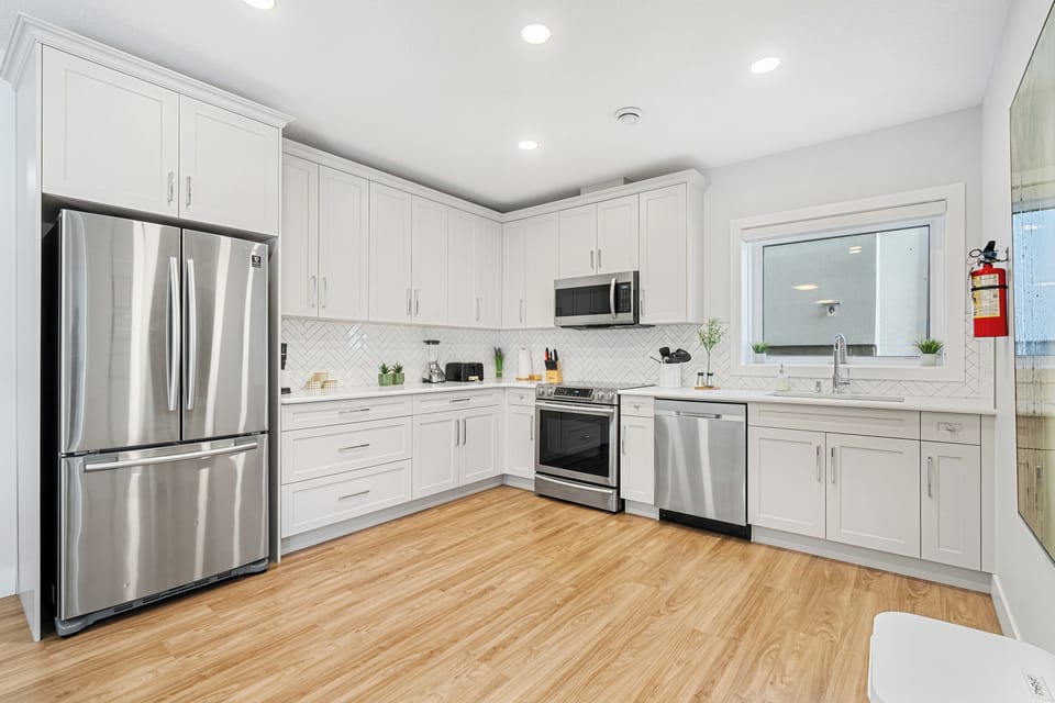 Extra large kitchen 
Starter Kitchen Essentials Provided: The kitchen is stocked with basic starter items such as coffee, salt, pepper, cooking oil, paper towel, dishwasher pods, and garbage bags. Typically enough for about one week of use.