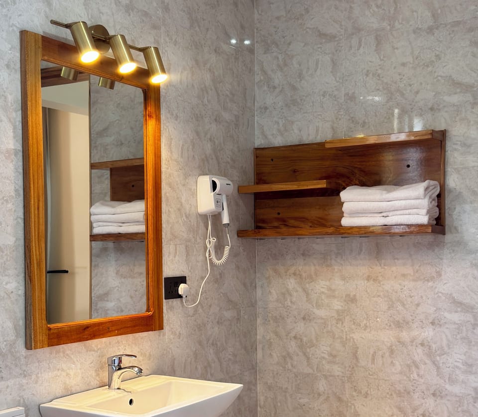Luxury Double Room, Balcony | Bathroom | Shower, bathrobes, slippers, bidet