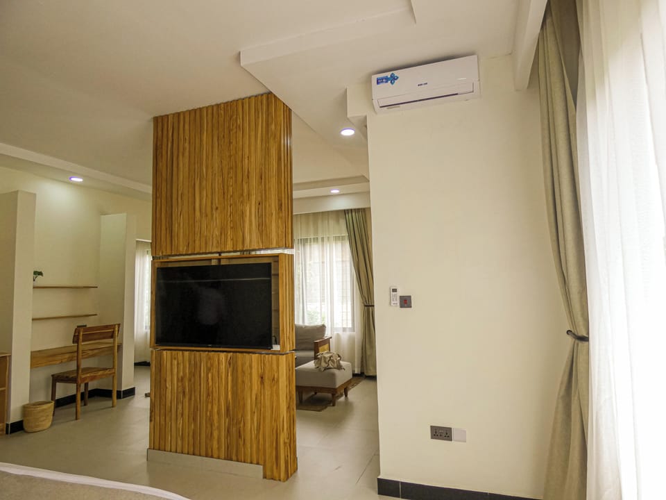 Luxury Single Room, Balcony | In-room safe, desk, laptop workspace, soundproofing