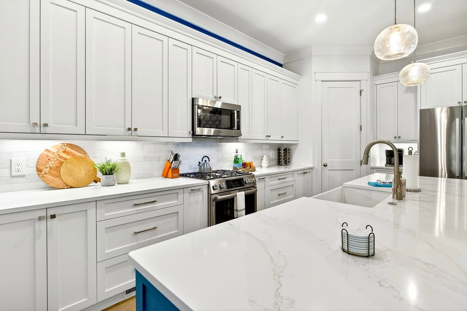 Gourmet-Ready – A fully stocked kitchen with top-tier appliances and plenty of cabinet space to store all your essentials.