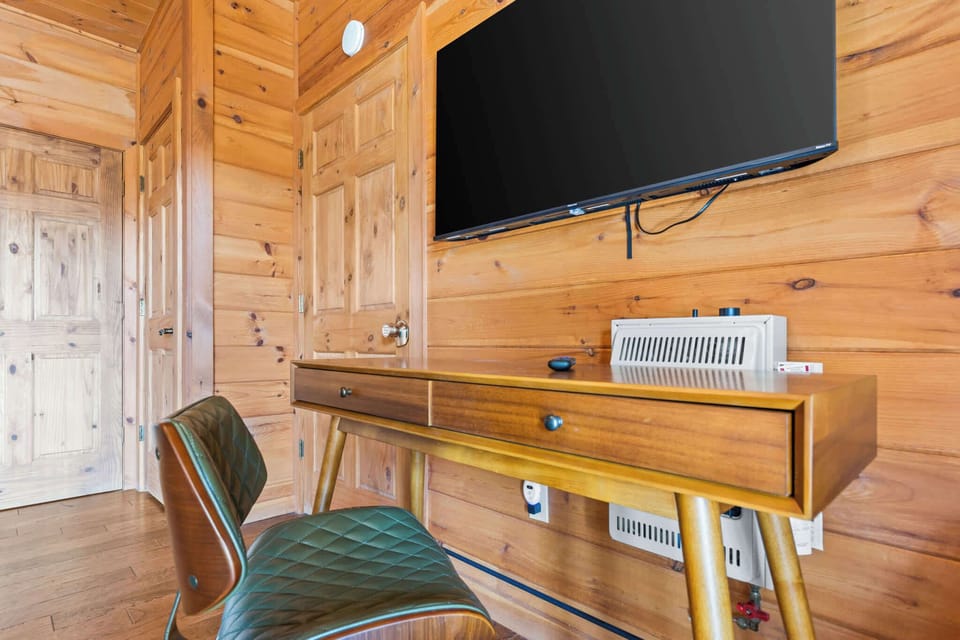 After a day of adventure, retreat to this cozy haven where the dedicated workspace allows you to stay connected, while the Smart TV offers entertainment for everyone. 