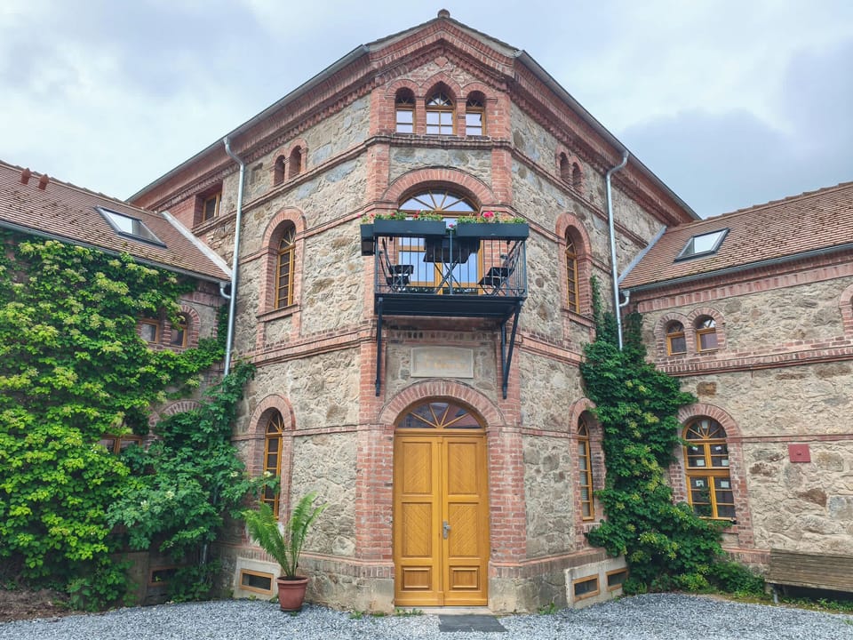 Kleiner Balkon mit Blick in den Innenhof