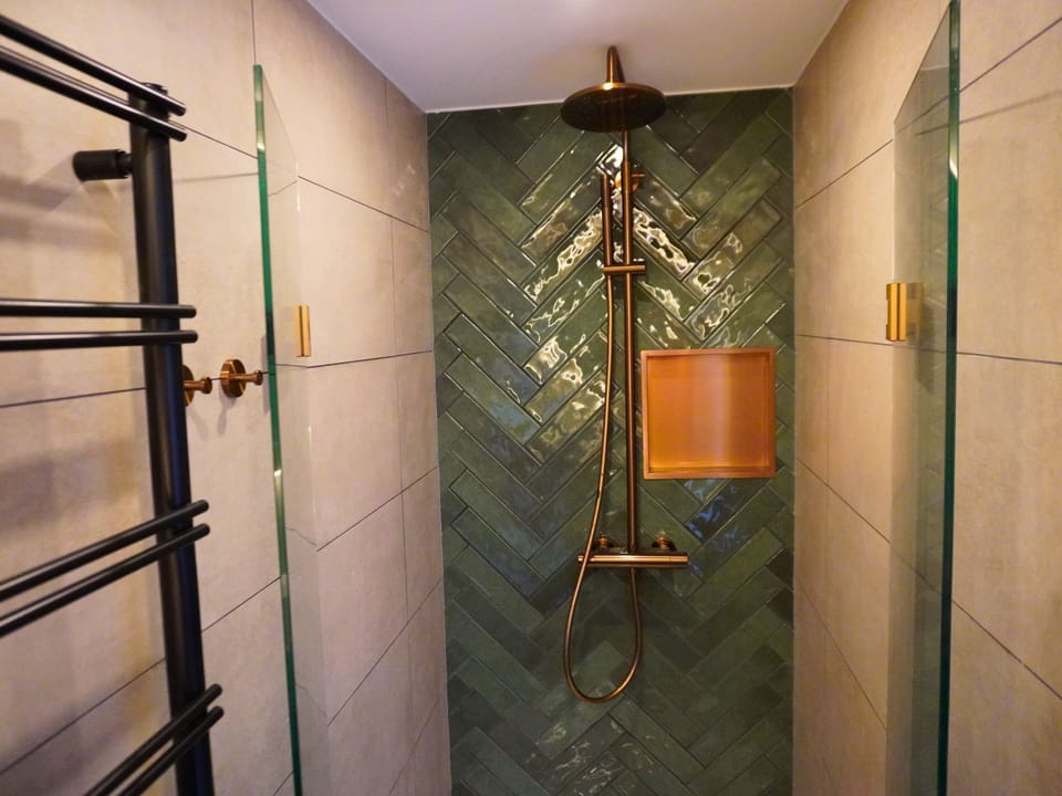 Comfort Triple Room | Bathroom shower