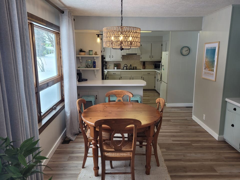 DINING AREA:  There a lovely dining area with table and chairs for 4 adults between the kitchen and the living room.