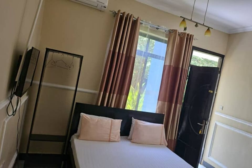 Comfort Single Room | Laptop workspace
