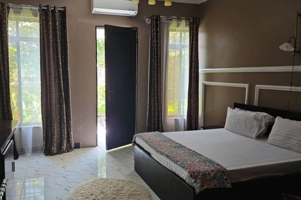 Comfort Double Room, Garden View | Laptop workspace