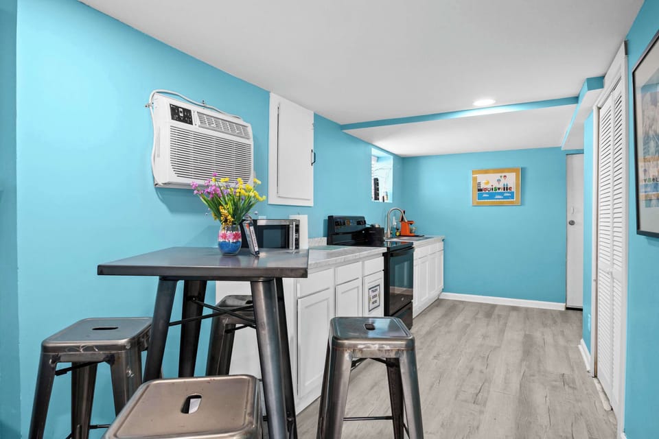 Dining Area: Cozy space to dine