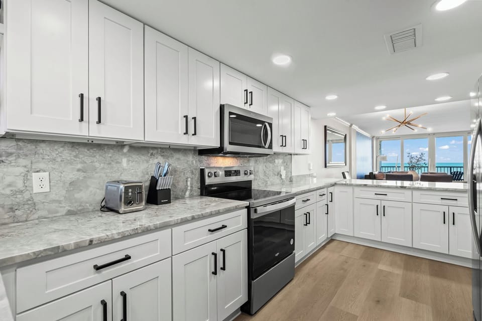 Full Kitchen - Stocked