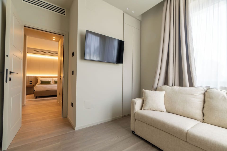 Junior Quadruple Room | Living area | 50-inch flat-screen TV with digital channels, Netflix
