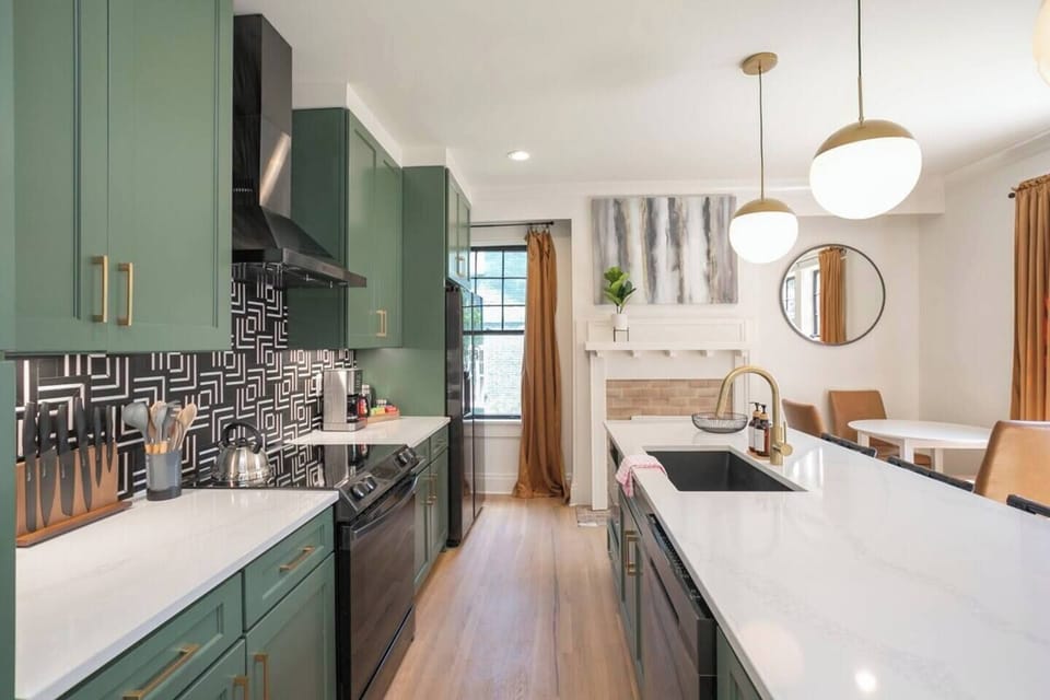 Newly Remodeled, Fully Stocked Kitchen w/Large island and breakfast nook