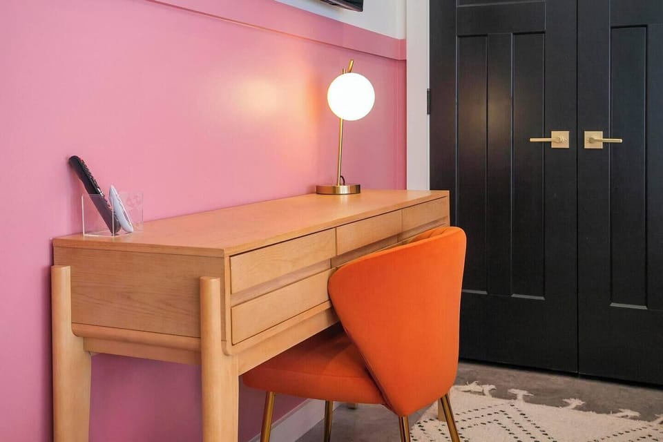 Bedroom 1: King Bed, Smart TV, Full en suite Bathroom w/walk in shower